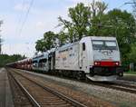 186 443, das weiße Zebra der Lokomotion bespannte am 08.05.2015 einen Autotransportzug in Fahrtrichtung Kufstein.