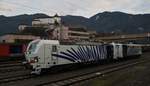 Die neue Vectron 193 772-1  Viola  von Lokomotion steht am 14.12.2016 mit 139 135-8 im Bahnhof Kufstein.