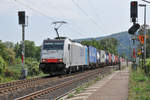 LTE 186 102 linksrheinisch mit einem Containerzug durch Namedy Richtung Norden. Aufnahme vom 17/08/2018.