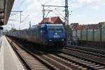 185 522-0 der LTH mit einem Containerzug bei der Durchfahrt des S-Bahnhofes Hannover Linden/Fischerhof.