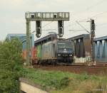 185 546-9 der LTH poltert mit einem Container-Umleiter aus Hamburg-Waltershof ber die Sderelbbrcken in Hamburg Richtung Sden.