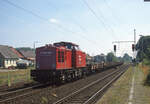 V100 120 der LWB war im Bauzugdienst im Einsatz und überführte einige Flachwagen von Rheine nach Bad Bentheim, hier bei der Durchfahrt in Schüttorf, 25.06.2001, 11.21u. Scanbild 8344, Fujichrome100.