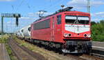 Maik Ampft Eisenbahndienstleistungen, Limbach-Oberfrohna mit  155 183-7  (NVR:  91 80 6155 183-7 D-MAED ) und einem Staubgutzug am 28.06.22 Durchfahrt Bahnhof Magdeburg-Neustadt.