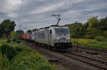 Die 386 015 von Metrans zieht einen Containerzug am 15.08.2018 durch Misburg in Richtung Lehrte.