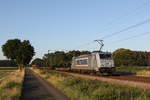 386 003 von  METRANS  mit einem schwach beladendem Containerzug am 26.