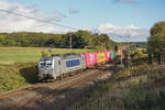 383 414 der Metrans am 11.10.2024 mit einem Containerzug bei Oberau Richtung Kottewitz.