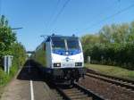 Am 30.4.07 steht die 146-06 mit ihrem Wagenpark und eingeschaltetm Fernlicht als metronom nach Gttingen in Barnten.