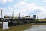 Metronom Doppelstockwagenzug am 18.07.19 auf der Eisenbahnbrücke in Hamburg in der nähe des Hauptbahnhofes 