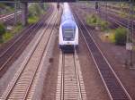 Der Metronom nach Hamburg Hbf donnert durch Hamburg-Wilhelmsburg.