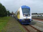 Mit eingeschaltetem Fernlicht steht der metronom zur besichtigung im  Bahnhof Cuxhaven