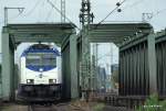 Teleschuss auf 146 532-7, die am 28.08.09 mit MEr 36620 nach Tostedt ber eine Kanalbrcke bei der S-Bahnstation Veddel-Ballinstadt Richtung Hamburg-Harburg rollt.