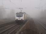 146 534 schickt sich, MEr 81917 in Richtung Hamburg vor sich her schiebend, an, den Bahnhof Scheeel zu verlassen und wird in wenigen Sekunden im dichten Nebel verschwunden sein.