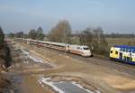 401 xxx als ICE 577 (Hamburg-Altona–Stuttgart Hbf) und MEr 81620 (Lneburg–Hamburg-Harburg) am 14.02.2013 zwischen Winsen (Luhe) und Radbruch; links nimmt das 3.