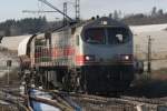 MKB V20 zieht einen schweren Gterzug in den Bahnhof Httenrode. HVLE V330.3 schiebt am Zugende; 23.01.2007