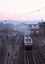 Da der MKB-eigene Güterbahnhof nicht elektrifiziert ist, muss MKB V 6 soeben den aus Köln eingetroffenen Kesselwagenzug nebst E-Lok auf den letzten Metern ziehen.
Aufgenommen am 17.03.2016 in Minden.