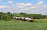 077 023 (MEG) mit dem Zementzug von Rüdersdorf bei Berlin nach Regensburg, ist am 31.05.17 in Lengenfeld bei Grottschlattengrün zu sehen.