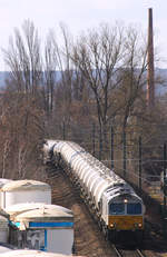 MEG 266 442 erreicht mit dem Zementzug aus Rüdersdorf in Kürze den Güterbahnhof des Regensburger Osthafens.