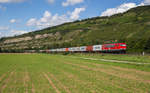 155 167 der MEG fährt mit einem Containerzug bei Thüngersheim in Richtung Würzburg, aufgenommen am 19.