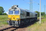 Eher gegenwärtig ungewöhnlich fuhr die MEG Lok 266  442-3 (9280 1266 442-3 D-MEG) auf dem Außengleis durch den Bf. Flughafen Berlin-Schönefeld, 29.05.18