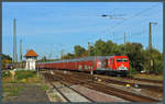 Köthen vor dem großen Umbau (IV): 156 001-0 der MEG rollt am 06.10.2018 mit einem Autoteilezug am Stellwerk W 1 vorbei.