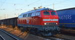 MEG - Mitteldeutsche Eisenbahn GmbH, Schkopau mit  218 467-9  (NVR:  92 80 1218 467-9 D-MEG ) und einem Ganzzug offener Drehgestell-Güterwagen mit Kies/Sand  am 02.03.21 Durchfahrt BF.