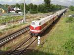 Zwei Oldtimer der seltenen Art - 2 Maschinen der V180 der DR unter der  Flagge  der MEG ziehen hier einen Zementwagenzug entlang der Berliner S-Bahn Linie S5 am S-Bahnhof Birkenstein in Richtung Berliner City vorbei. (05.07.04)