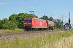 Nah an der Grenzlast war 145 017 der MEG, als sie am 29.06.23 mit ihrem Kesselwagen durch Braschwitz Richtung Halle(S) rollte.