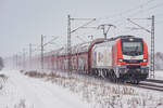 MEG 159 235 mit einem geschlossen Autozug rauschte am 02.12.2023 kurz vor Schkeuditz West durch den Schnee.