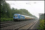 Am 3.9.2006 war reger Sonderverkehr auf der Rollbahn auf dem Stück Osnabrück nach Münster. Der MWB Taurus 1116.912 kommt hier mit dem Rheingold, bestehend aus modernen und Altwagen, durch den von Fotografen gesäumten Bahnhof Natrup Hagen. 