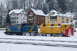 04. Januar 2011: Bahnhof Kronach: In den letzten Tagen kam der Lichtenfelser Schneepflug mit der V1203 der Mittelweserbahn einige Male zum Einsatz. Lokgeschichte (Auszug aus  V100-online ): 1974 Auslieferung an DR als 110 725. 26.05.1988 Umbau in 112 725 im Bw Röblingen am See. 01.01.1992 Umzeichnung in 202 725. 01.01.1994 => DB AG, GB Traktion 202 725. 30.04.2000 Ausmusterung, an SFZ- Schienenfahrzeugzentrum Stendal 202 725. 
26.04.2000 an MWB - Mittelweserbahn GmbH, Bruchhausen-Vilsen  V 1203 .