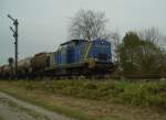 Die MWB V 1702 mit einem Kesselwagenzug auf den Weg nach Kastl, in der nhe von Alttting am 30.10.2007    