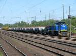 MWB (Mittelweserbahn) V2103 mit Betonschwellen und einem Bauzug von Schweerbau, verlsst soeben Dsseldorf-Rath.