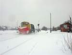 Einfahrt einer Räumfahrt auf die Nebenbahn nach Bad Steben bei Rückkehr nach Hof in Höhe des alten Stw 8 (rechts) am 11.02.2010.