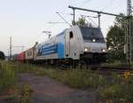 Je spter der Abend... 185 675-6 fhrt nach einem Signalhalt in Eschwege West weiter in Richtung Sden. Aufgenommen am 19.08.2012 am B Eltmannshausen/Oberhone.