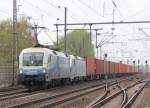 Hatte da die neue Lok schon versagt? 193 802-6 mit 182 911-8 (1116 911-7) als Vorspann vor einem Containerzug aus Richtung Seelze kommend. Aufgenommen am 27.04.2013 in Hannover-Linden/Fischerhof.