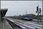 Mit einem leeren Autotransportzug steht 140 761-8 der Mittelweserbahn am 7.12.2013 im Magdeburger Hauptbahnhof. Ein Tiefdruckgebiet hat in der Nacht für den ersten Schnee des Winters gesorgt.