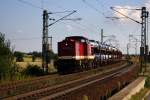 204 347 der MTEG mit einem Zug voller neuer Skodas beim Bahnbergang in Jessen, 06.08.09