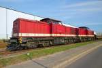 Zwei MTEG Dieselloks V 100 der ehemaligen DR stehen mit den zu beladenen Wagen auf der Ladestrasse des Bahnhofs Torgelow.