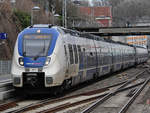 Der National Express-Elektrotriebzug 871 bei der Ankunft am Hauptbahnhof Wuppertal.