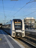 Der Elektrotriebzug 462 078 ist als RE4 nach Aachen unterwegs und ist hier Ende Oktober 2024 bei der Weiterfahrt vom Dortmunder Hauptbahnhof zu sehen.