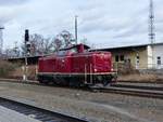 Die  213 335-3  (9280 1213 335-3 D-NESA)  vor der Aufnahme eines SPENO Schienenschleifzuges am Hbf Gera am 18.1.2020