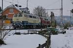 Unerwartet und damit an einem ungünstigen Standort fahren 218 446-3 und 218 155-0 der NeSA am 10.12.2021 durch Enzisweiler in Richtung Friedrichshafen