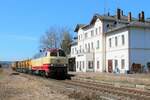 218 105-5 der NeSA mit einem SPENO-Schienenschleifzug am 12.3.2022 bei der Durchfahrt Pößneck oberer Bahnhof in Richtung Gera