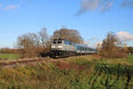 NeSa 218 468-7 dieselt mit ihrem SVG-Adventsonderzug über die Biberbahn von Mengen nach Radolfzell. Hier hat der Zug gerade Krauchenwies verlassen. (26.11.2022)