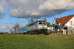 NeSa 218 468-7 verlässt mit ihrem SVG-Adventsonderzug den Haltepunkt Bichtlingen auf der Biberbahn zur Fahrt von Mengen nach Radolfzell. (26.11.2022)