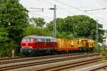 218 155-0 NeSa mit Speno-Schleifzug in Wuppertal, am 30.06.2023.