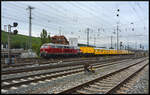 NeSA 218 155-0 am 16.09.2024 mit einem Speno Schienenschleifzug in Würzburg.