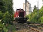 Nesa V100 2335 mit einem Schweer Bauzug in Beuel am 28.4.2011