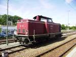 V 100 1041 der NeSA sonnt sich am 06.09.2011 um die Mittagszeit auf einem Nebengleis im Bahnhof von Gernsbach.