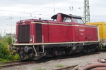 V 100 1041 (92 80 1 211 041-9)der NeSA mit Bauzug, abgestellt in Neuss an der Düsseldorfer Str., 6.8.16